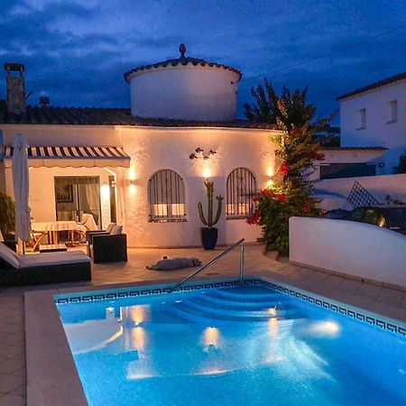 Charmante Villa Avec Piscine Dans Les Canaux Empuriabrava Extérieur photo