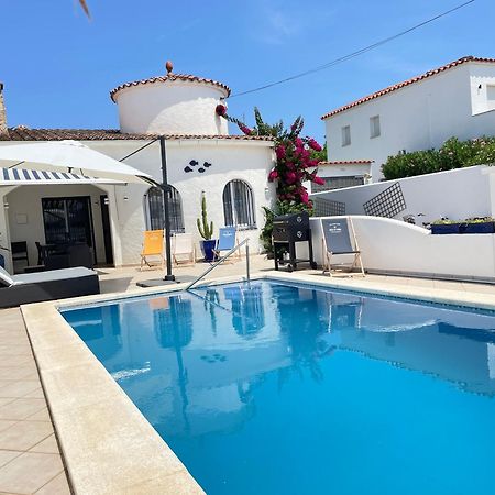 Charmante Villa Avec Piscine Dans Les Canaux Empuriabrava Extérieur photo