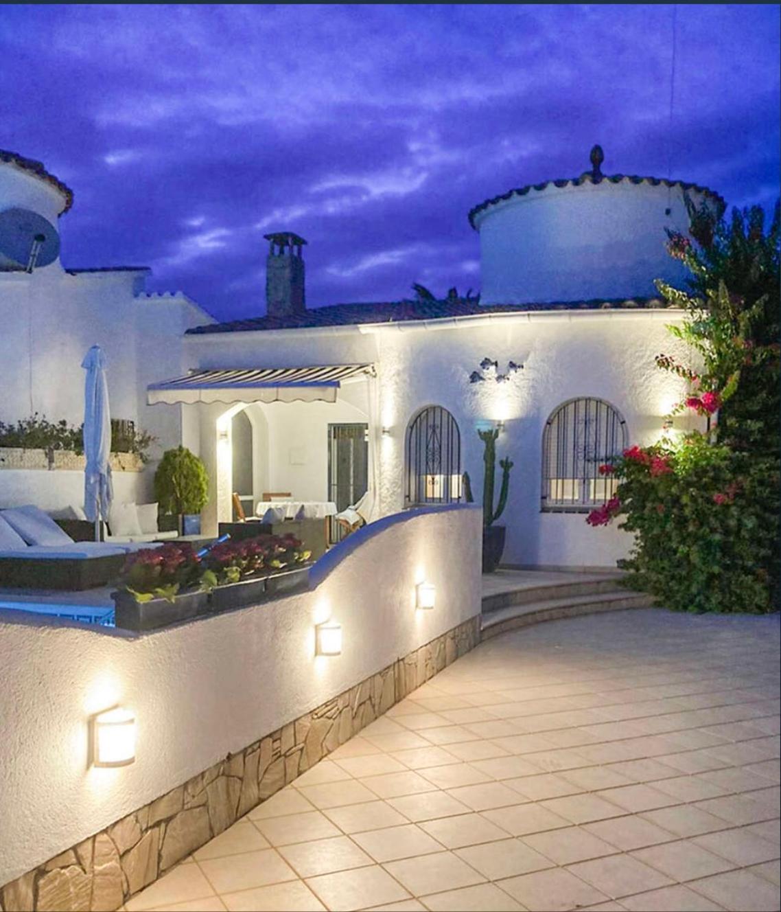 Charmante Villa Avec Piscine Dans Les Canaux Empuriabrava Extérieur photo