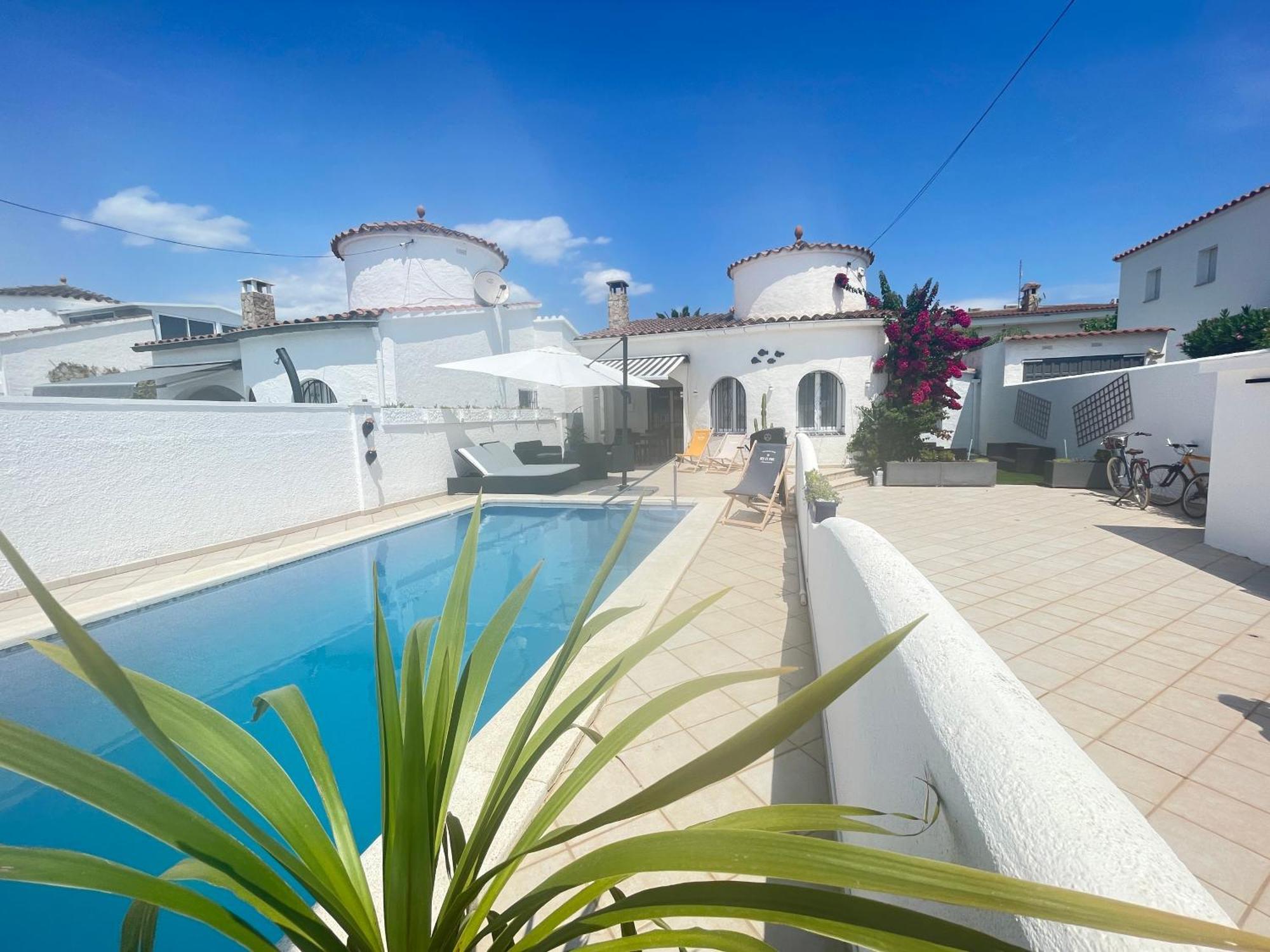 Charmante Villa Avec Piscine Dans Les Canaux Empuriabrava Extérieur photo