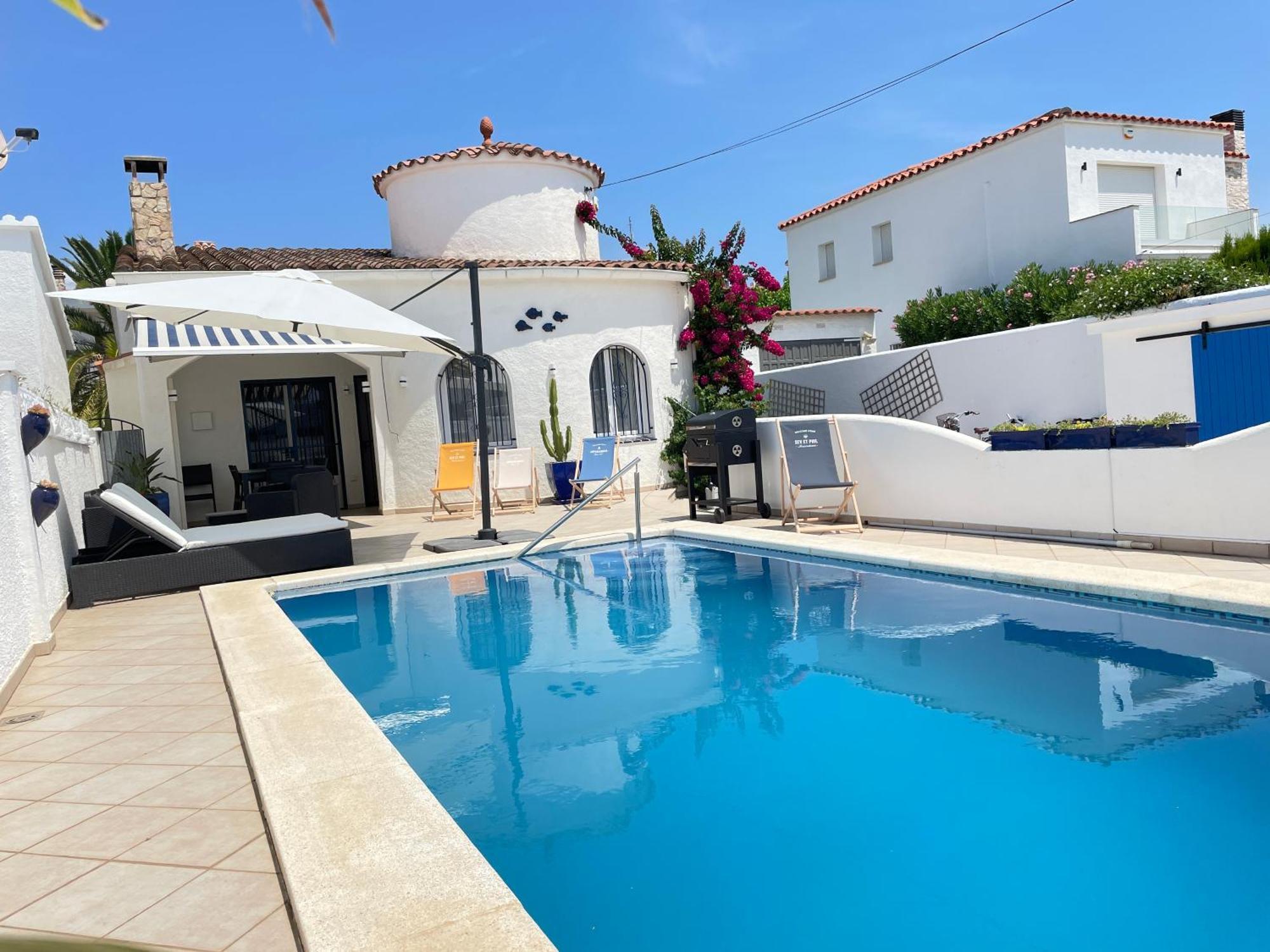 Charmante Villa Avec Piscine Dans Les Canaux Empuriabrava Extérieur photo