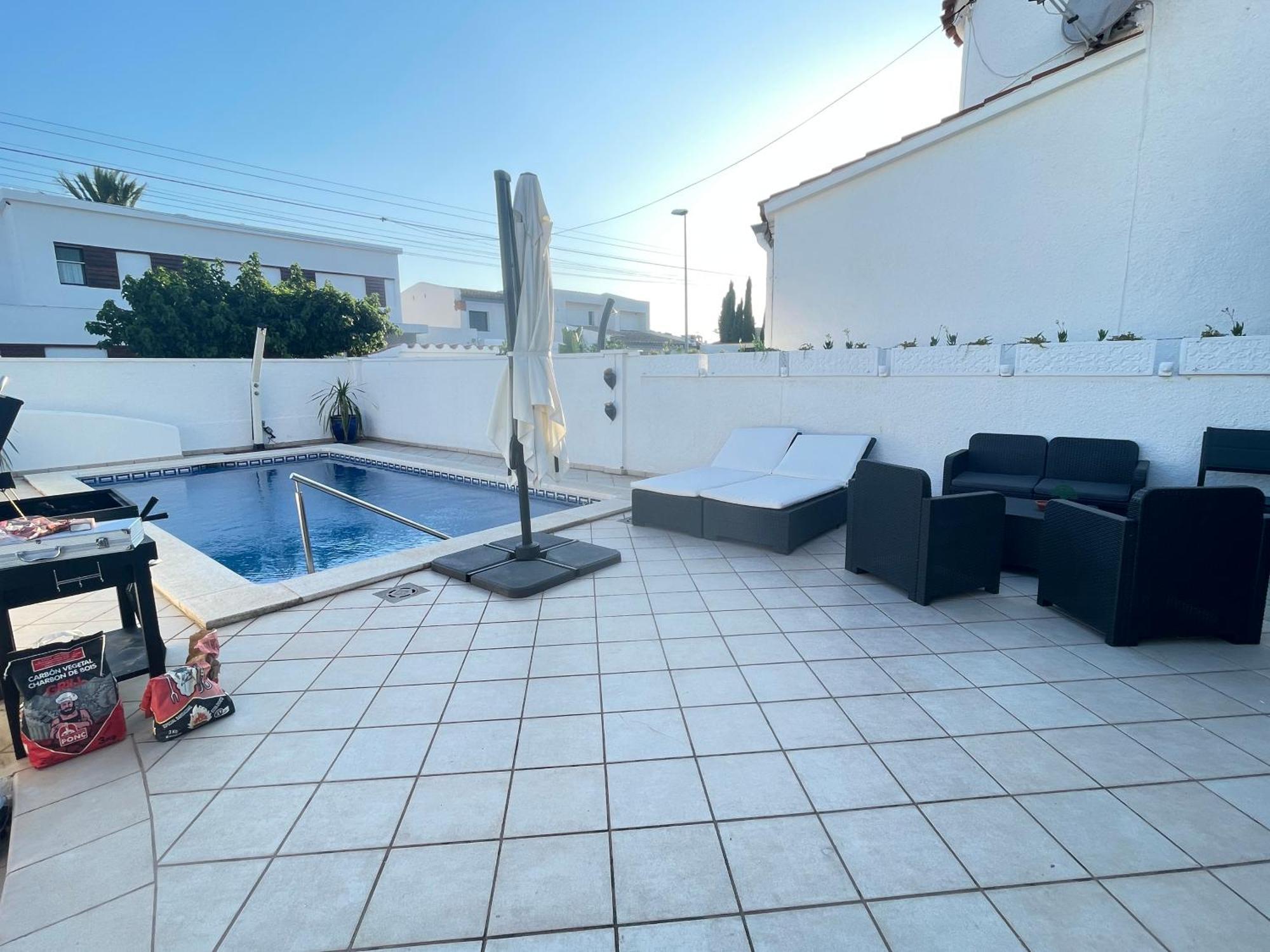 Charmante Villa Avec Piscine Dans Les Canaux Empuriabrava Extérieur photo