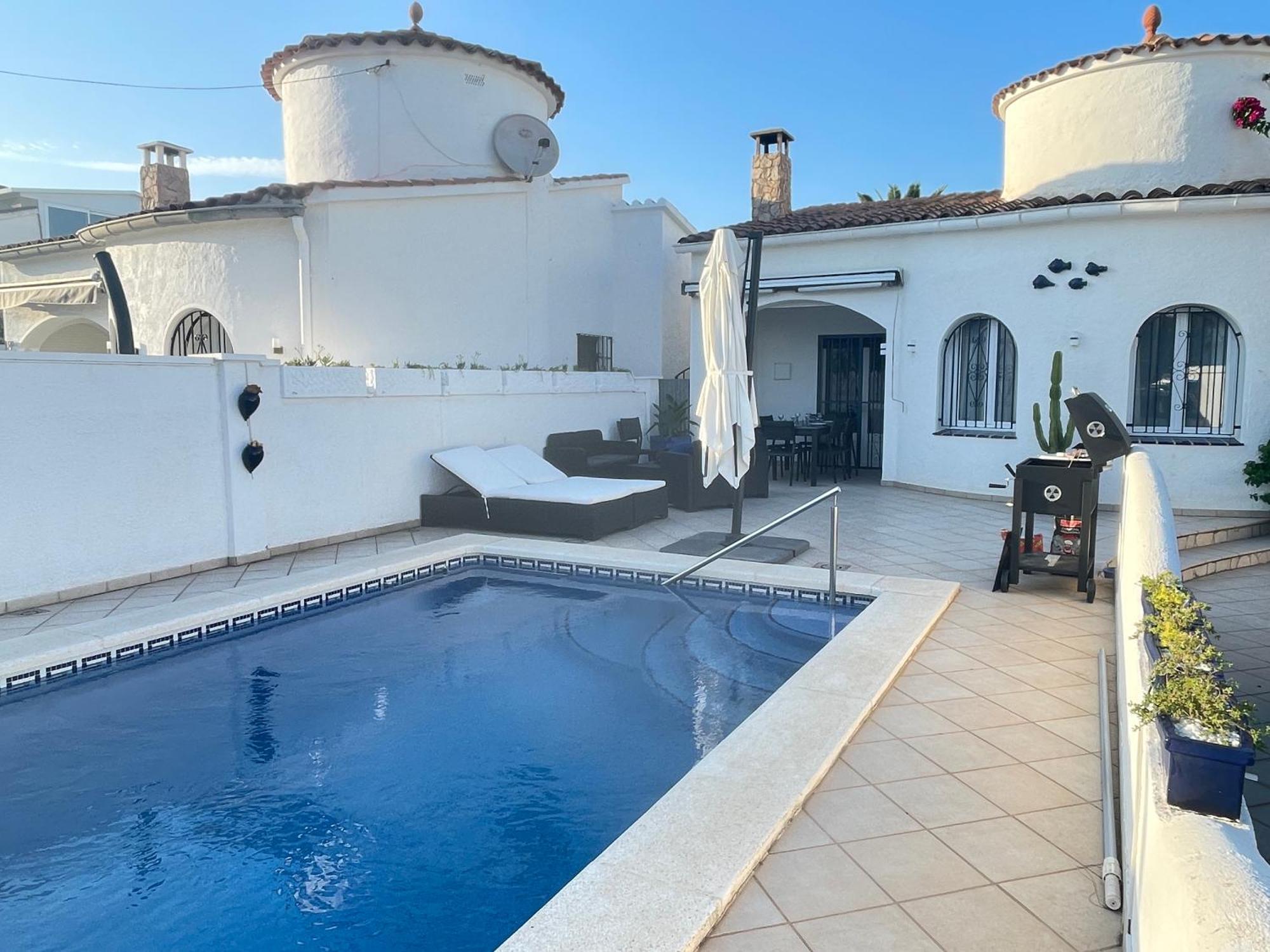 Charmante Villa Avec Piscine Dans Les Canaux Empuriabrava Extérieur photo